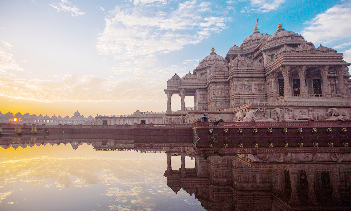 akshardham_monument_with_sarovar
