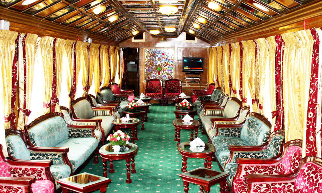 inside-train-palace-on-wheels