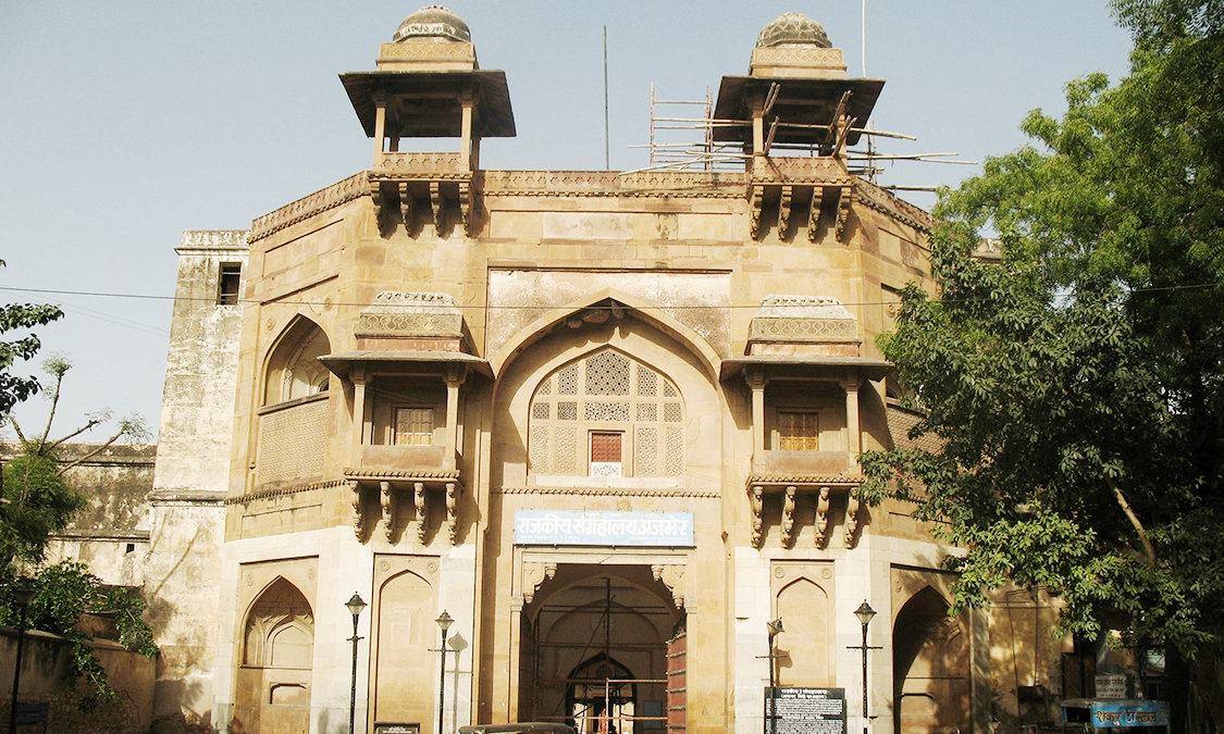 Akbars_palace_and_Museum_Ajmer